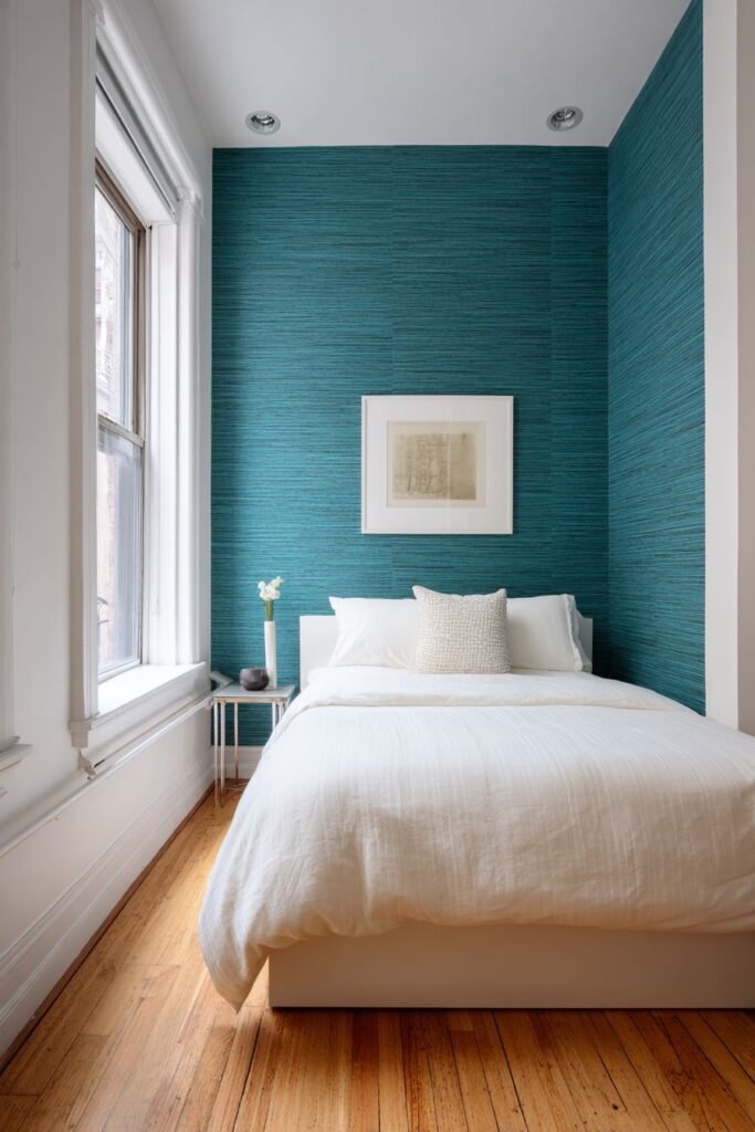 Minimalist Single Wall Focus