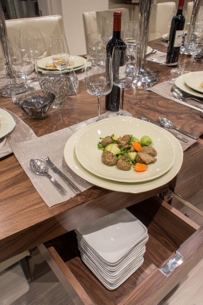 Expandable Dinner Table Innovation