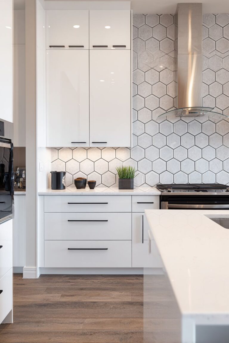 Kitchen Backsplash with White Cabinets Ideas